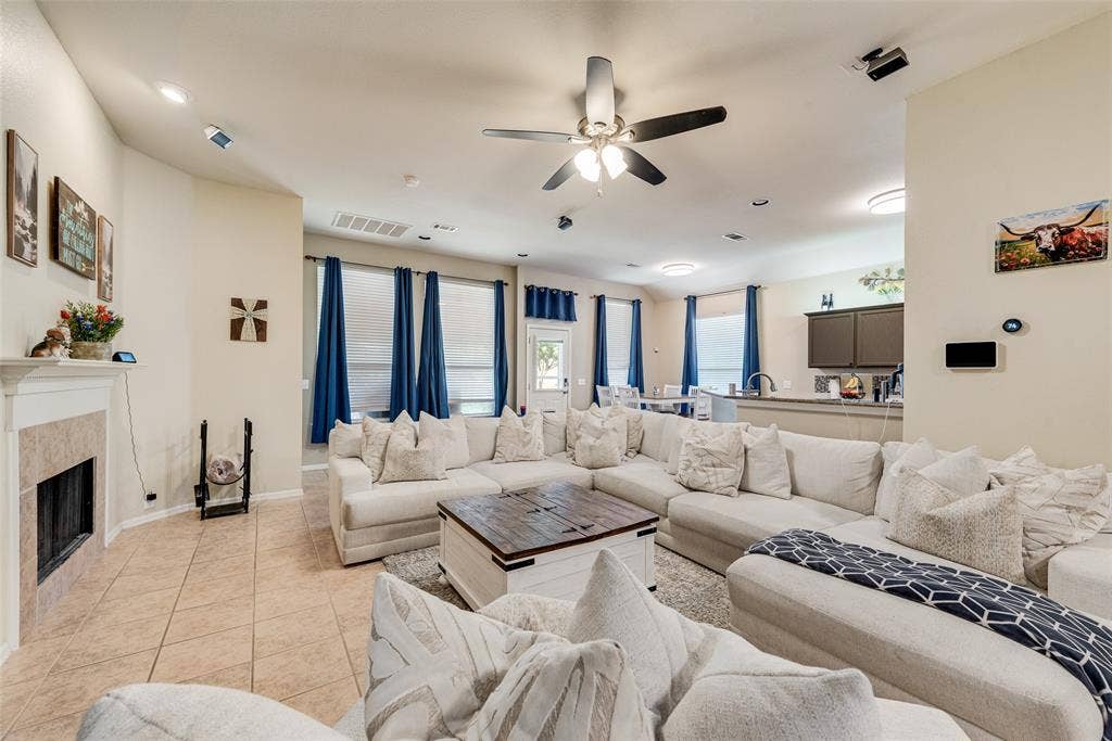 910 Elk Horn Drive, Midlothian, TX 76065 910 Elk Horn Drive, Midlothian, TX 76065