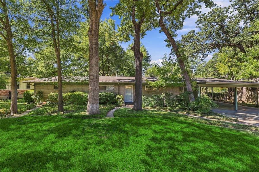 Property photo for 800 Briarwood Boulevard, Arlington, TX