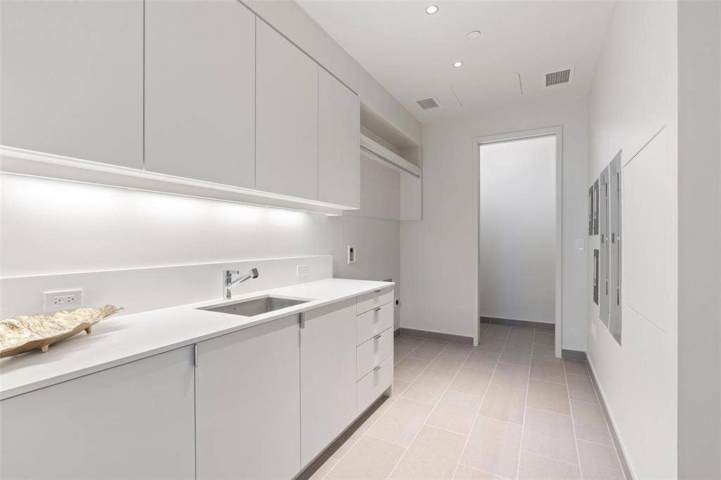 1747 Leonard Street, #2401, Dallas, TX 75201 Utility room