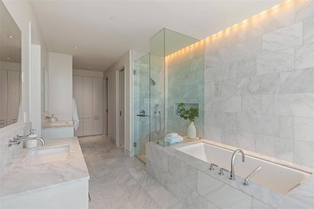 1747 Leonard Street, #2401, Dallas, TX 75201 Primary Bath