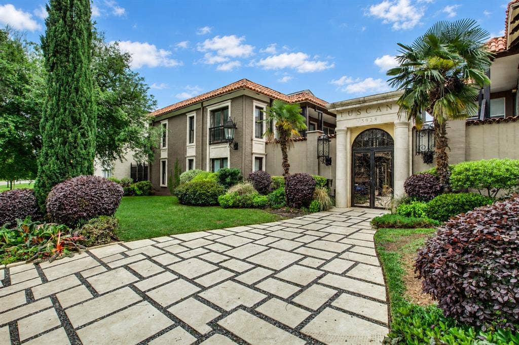 5934 Sandhurst Lane, #208, Dallas, TX 75206 Community front entrance