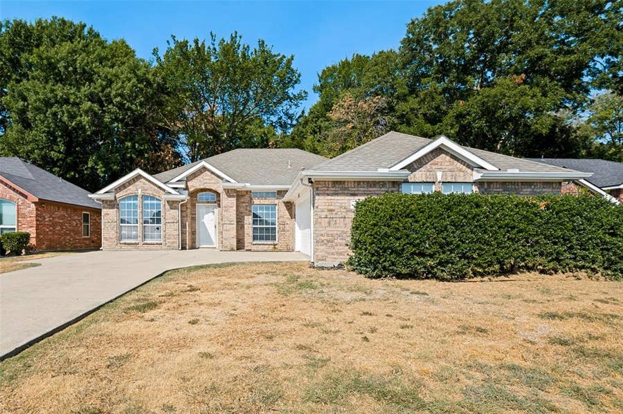 Property photo for 517 Saddlebrook Drive, Lancaster, TX