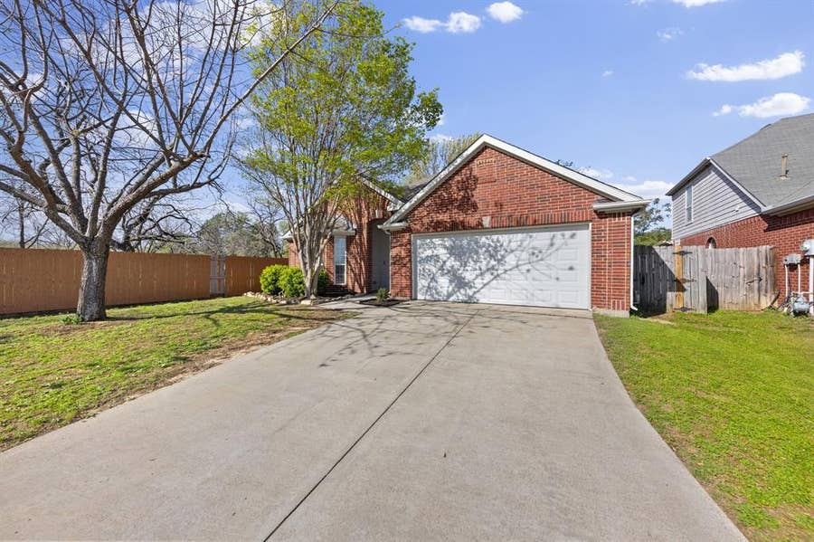 Property photo for 814 Lake Bluff Drive, Lake Dallas, TX