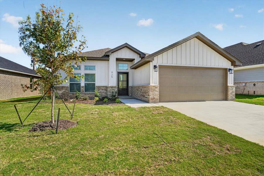 Property photo for 425 Rose Avenue, Cleburne, TX