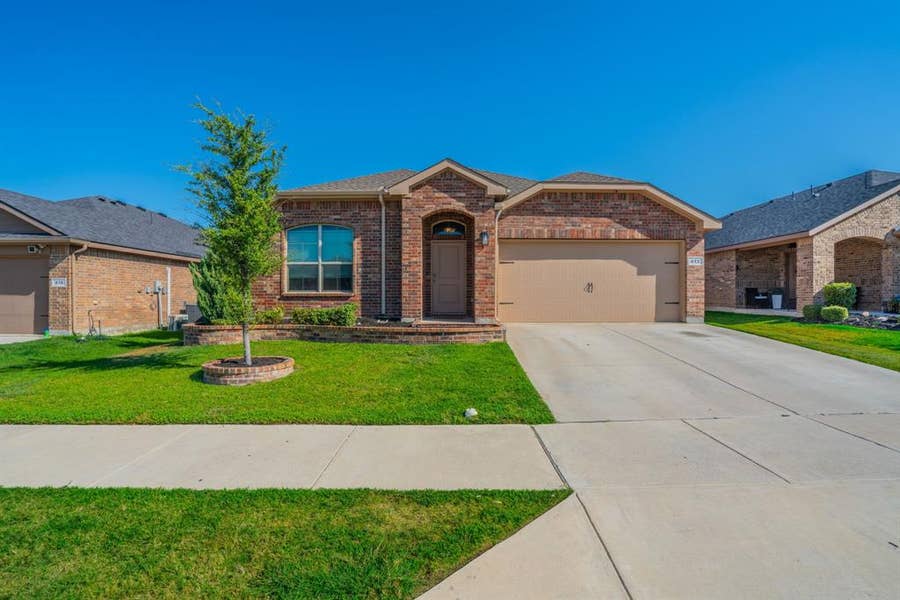 Property photo for 412 Foxhunter Street, Fort Worth, TX