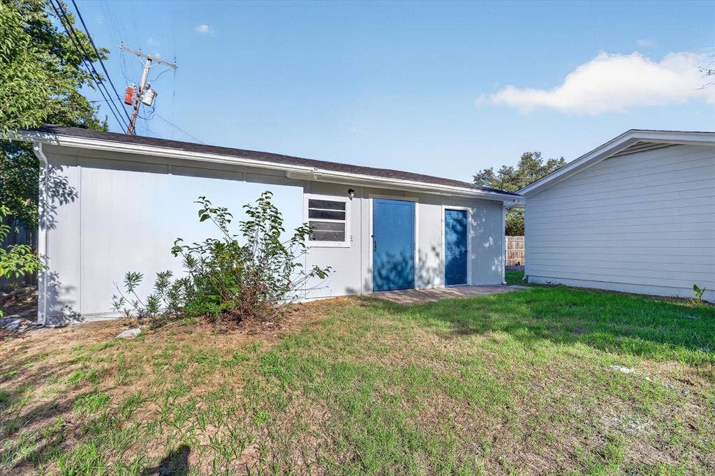 1204 Loma Alta Place, Cleburne, TX 76033 Detached auxiliary structure with two exterior access doors and a single window