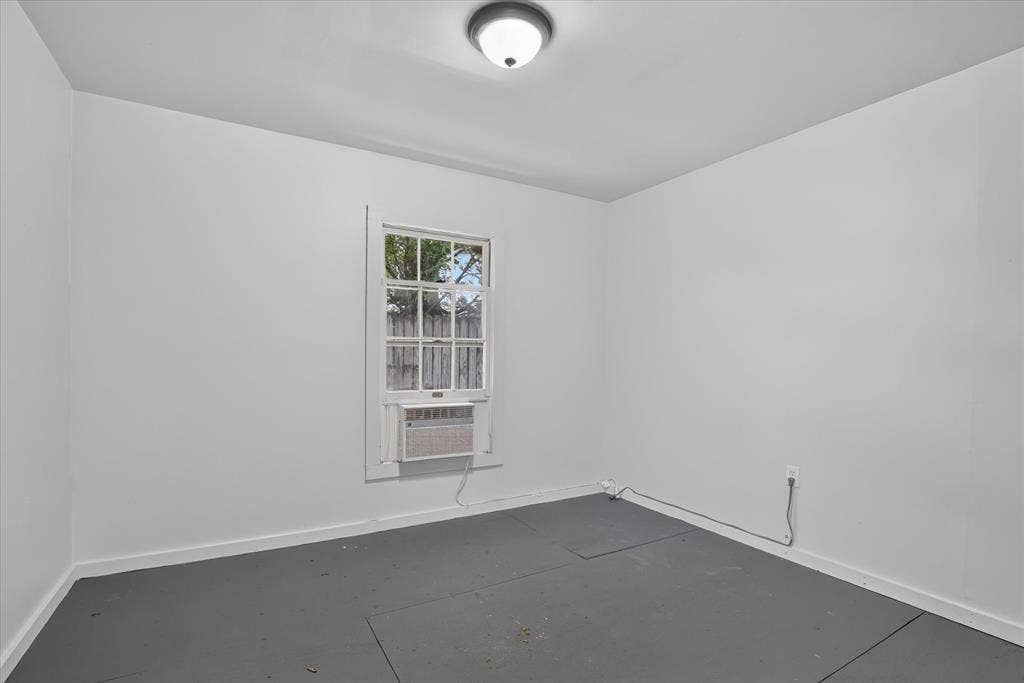 1204 Loma Alta Place, Cleburne, TX 76033 Window-mounted air conditioning unit