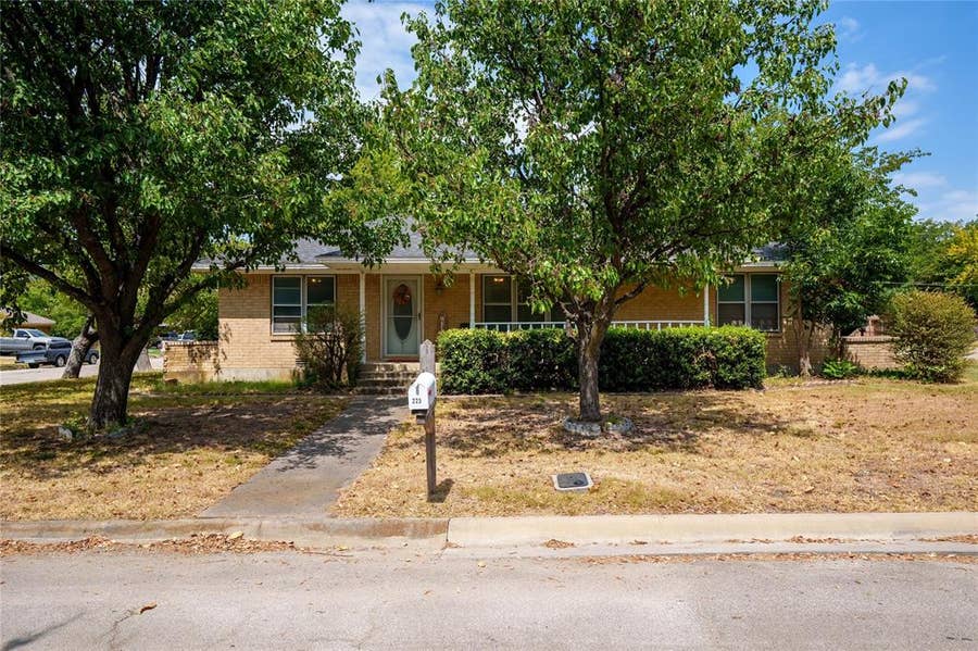 Property photo for 223 Hillcrest Street, Sanger, TX