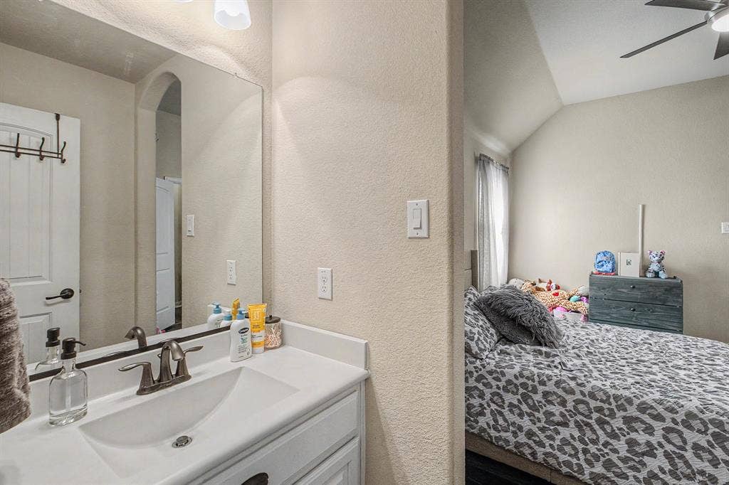 9939 Amberwoods Lane, Frisco, TX 75035 Jack & Jill full bath upstairs