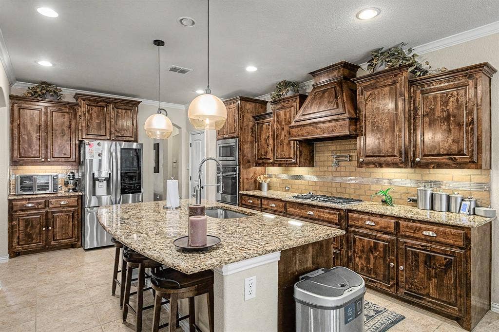 9939 Amberwoods Lane, Frisco, TX 75035 Eat-in Kitchen with Island, double ovens, gas cooktop and lots of storage!