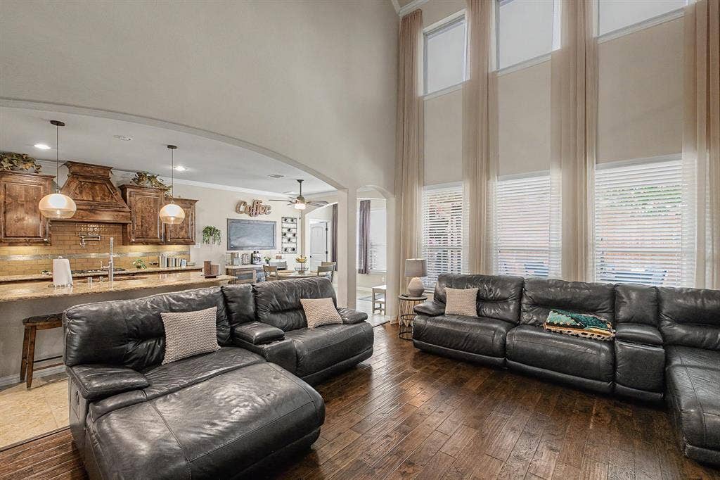 9939 Amberwoods Lane, Frisco, TX 75035 Living room