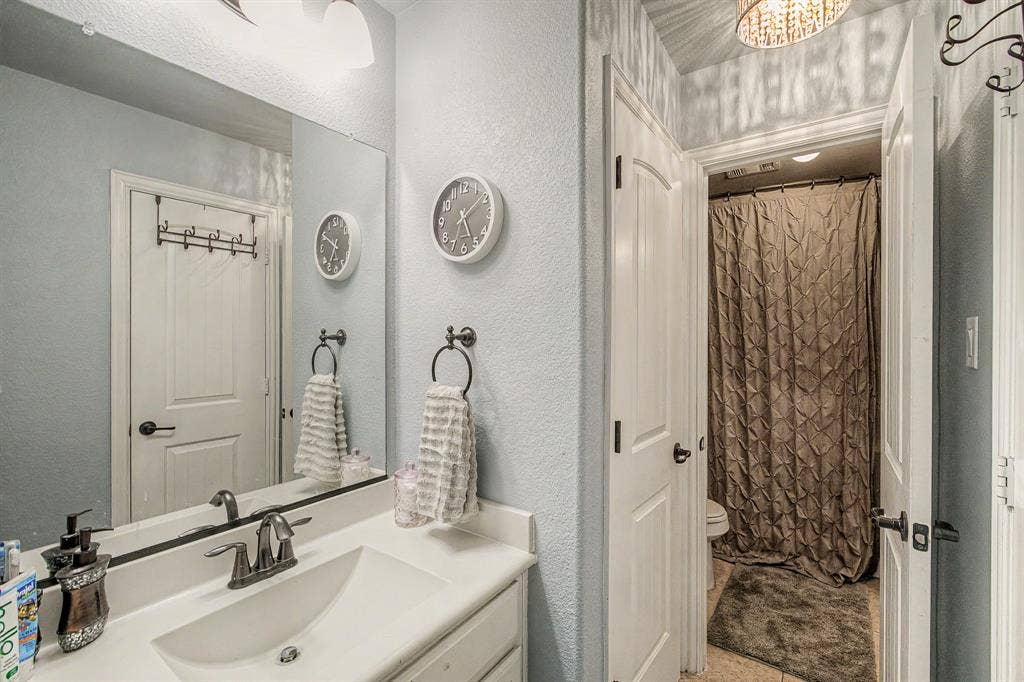 9939 Amberwoods Lane, Frisco, TX 75035 Jack & Jill full bath upstairs