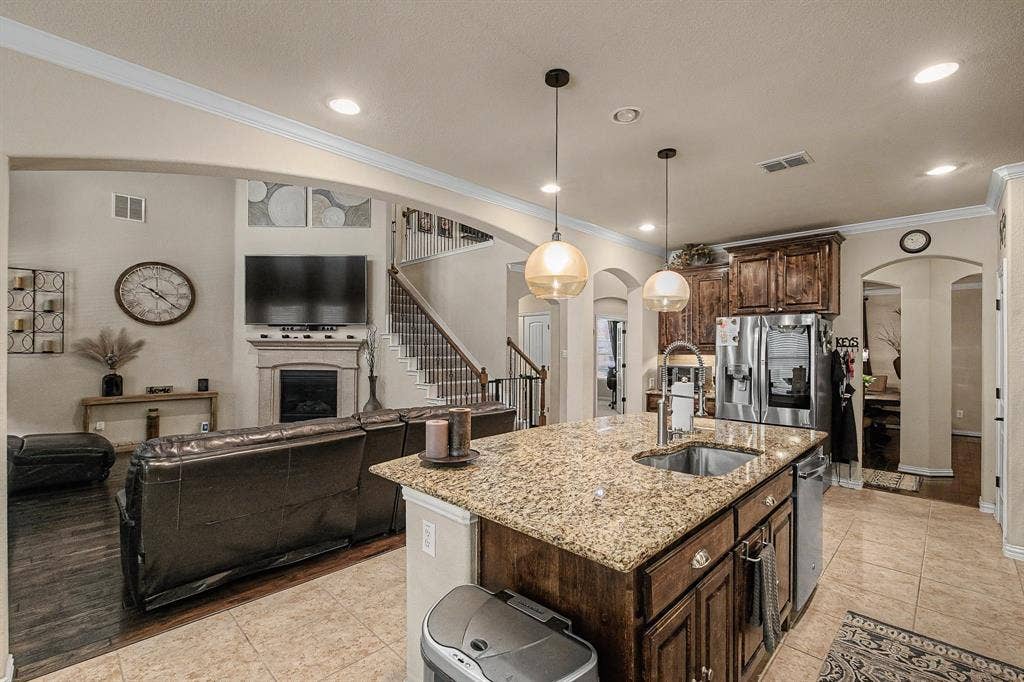 9939 Amberwoods Lane, Frisco, TX 75035 Eat-in Kitchen with Island, double ovens, gas cooktop and lots of storage!