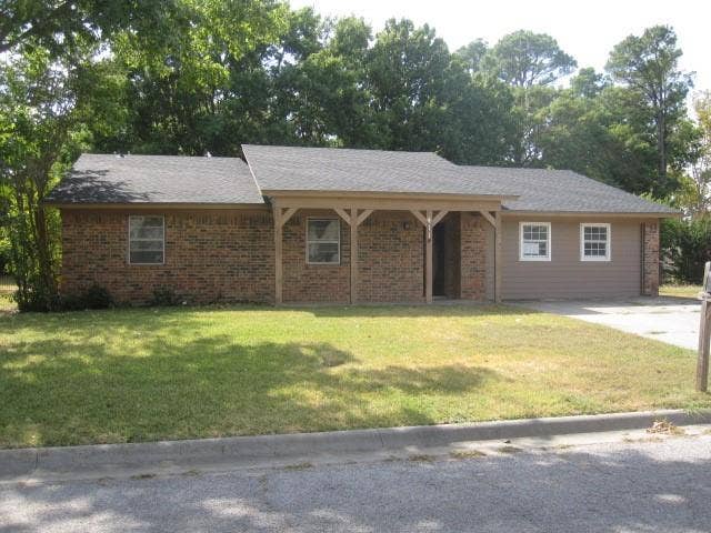 Property photo for 411 Ashland Drive, Gainesville, TX