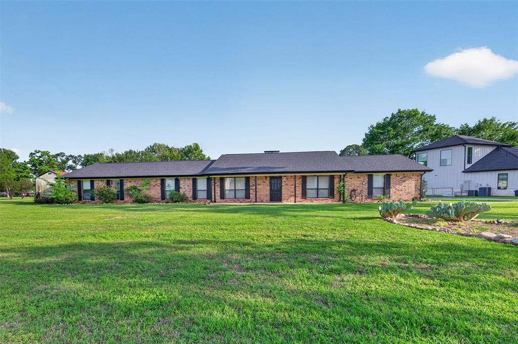 106 Snyder Ranch Road, Trinidad, TX 75163 Gorgeous ranch-style home!