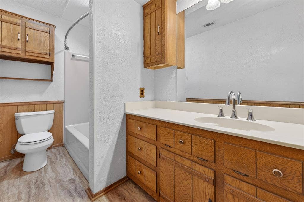 106 Snyder Ranch Road, Trinidad, TX 75163 Full bathroom between bedrooms 2 and 3