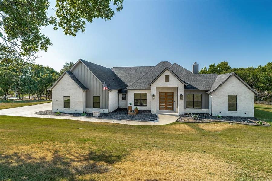 Property photo for 1028 Twin Creeks Drive, Weatherford, TX