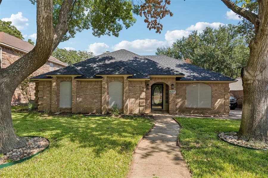 Property photo for 6215 Sandybrook Drive, Arlington, TX