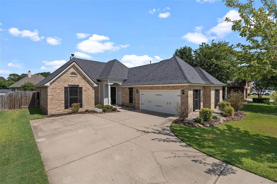 Property photo for 3911 Le Brooke Lane, Benton, LA