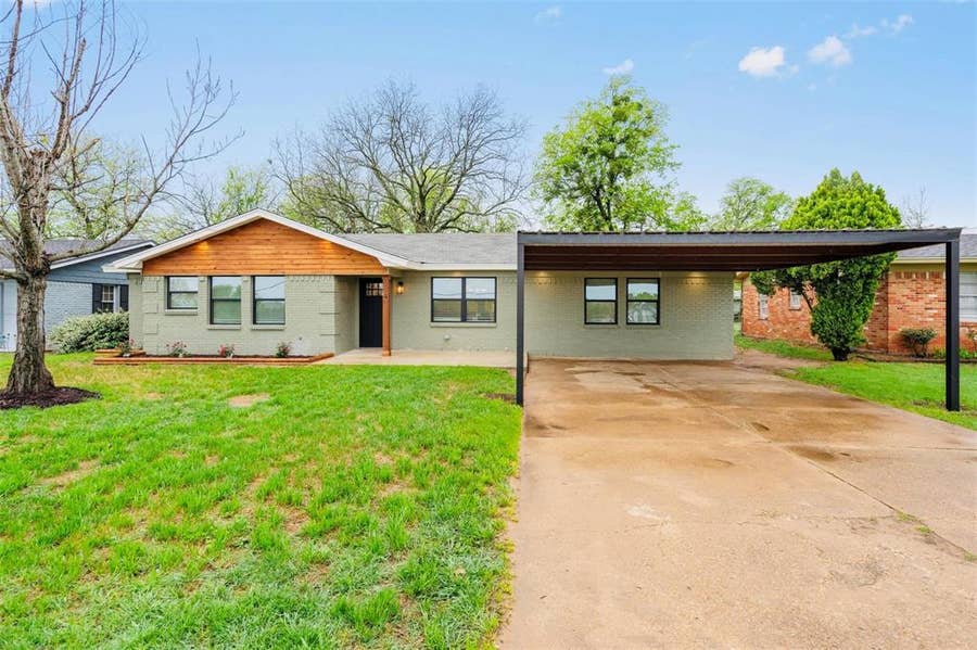 Property photo for 504 N Main Street, McGregor, TX