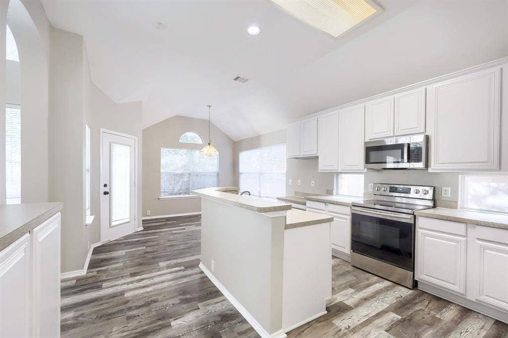 605 Oakbrook Drive, Burleson, TX 76028 605 Oakbrook Drive, Burleson, TX 76028