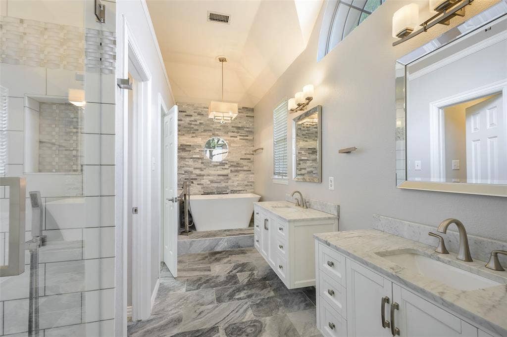 3912 Kimbrough Lane, Plano, TX 75025 Master bathroom