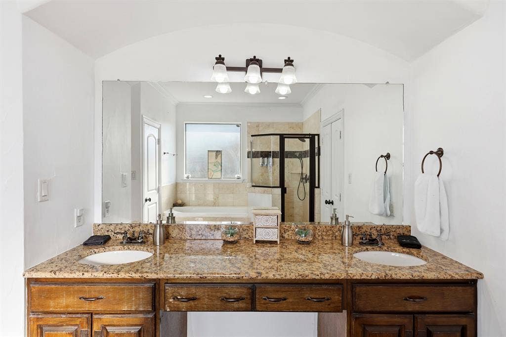 5102 Mission Avenue, #5102B, Dallas, TX 75206 Primary bathroom #1 on level 3 has double sinks