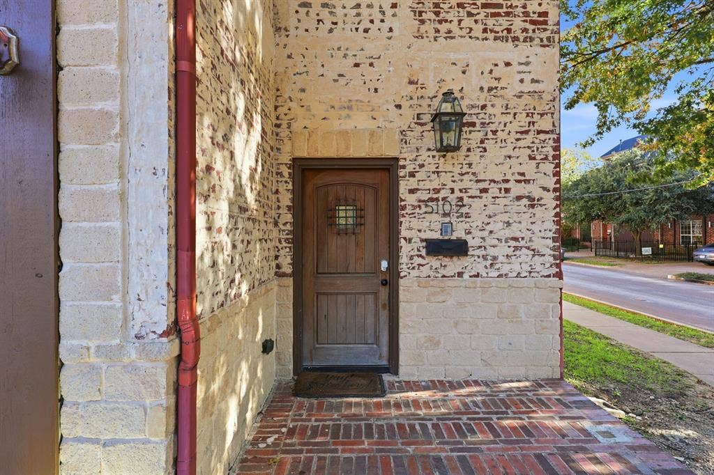 5102 Mission Avenue, #5102B, Dallas, TX 75206 Front door