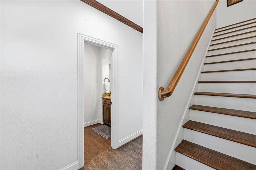 5102 Mission Avenue, #5102B, Dallas, TX 75206 Stairs leading to level 3