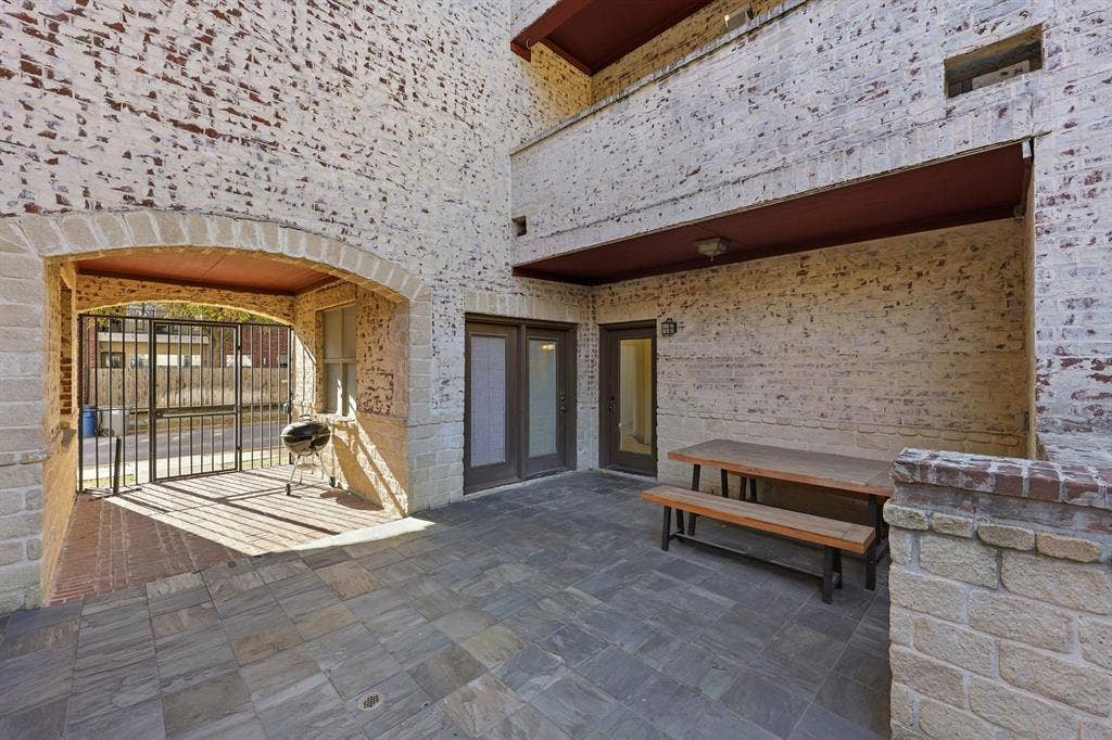 5102 Mission Avenue, #5102B, Dallas, TX 75206 Courtyard between the units on the ground level