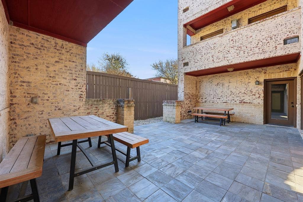 5102 Mission Avenue, #5102B, Dallas, TX 75206 Courtyard between the units on the ground level