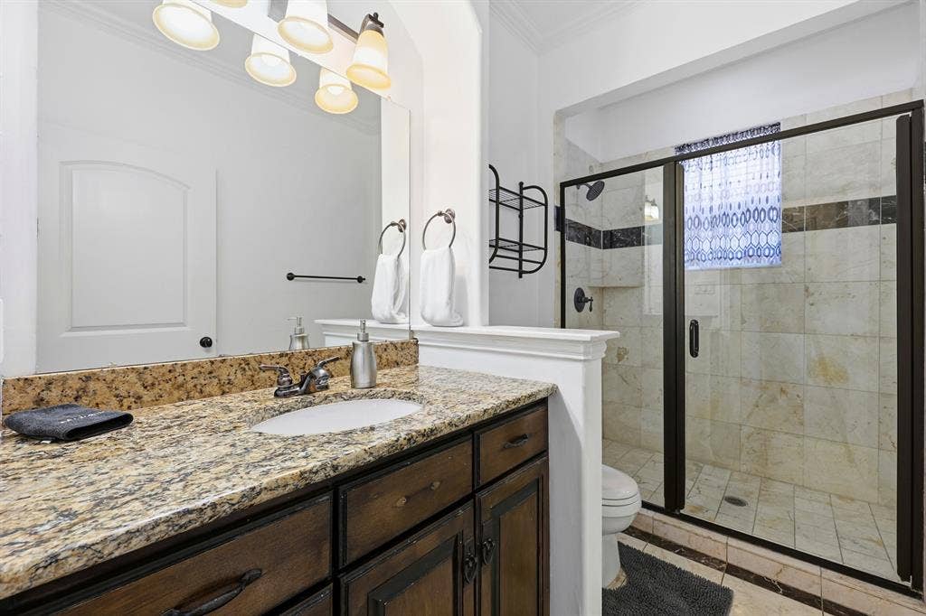 5102 Mission Avenue, #5102B, Dallas, TX 75206 Full bathroom on level 1