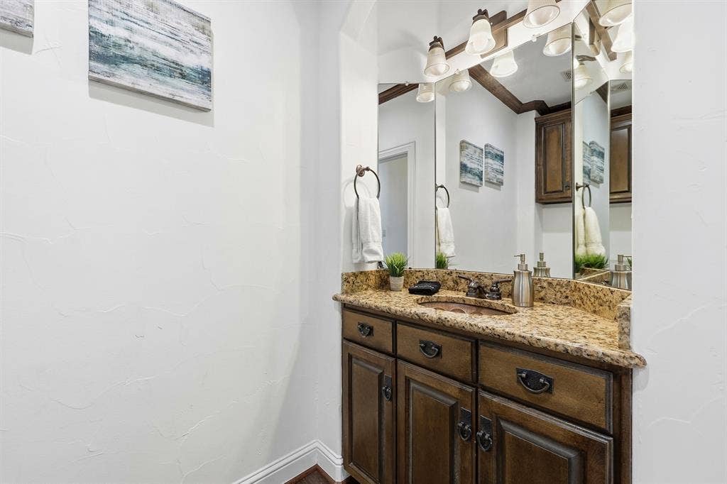 5102 Mission Avenue, #5102B, Dallas, TX 75206 Half bathroom on level 2