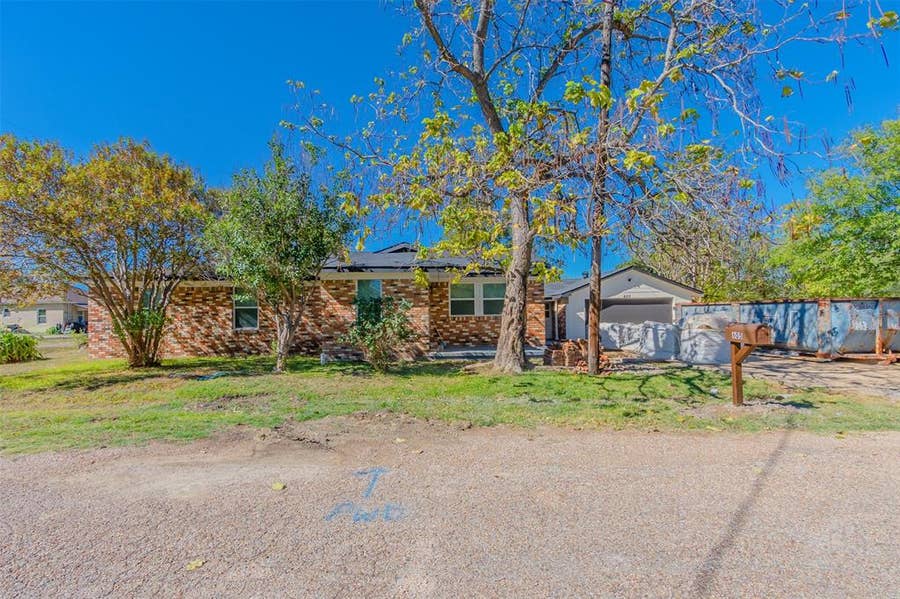 Property photo for 605 Lloyd, Italy, TX