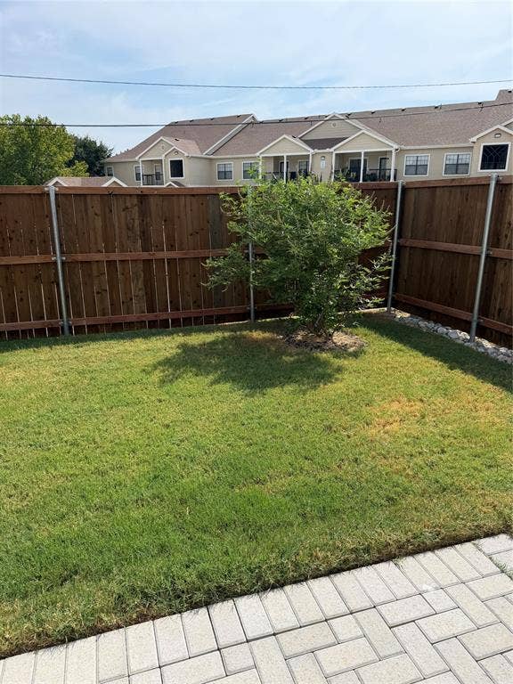 5634 Mesa Circle, Dallas, TX 75235 Side Yard off Living Room