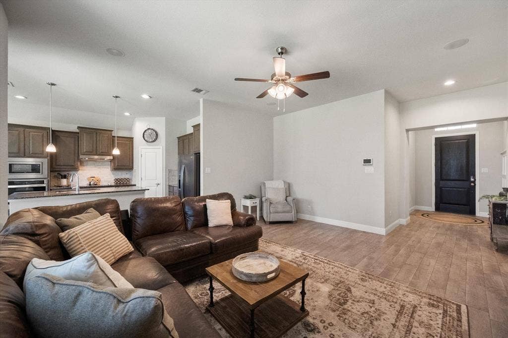 5600 Log Cabin Court, Midlothian, TX 76065