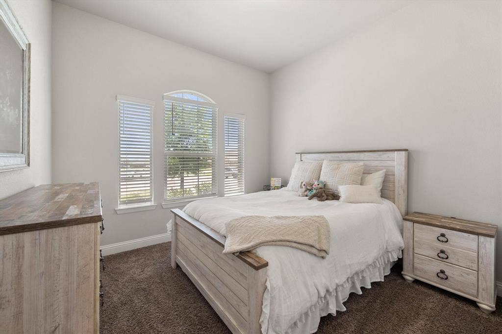 5600 Log Cabin Court, Midlothian, TX 76065