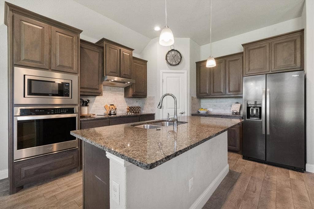 5600 Log Cabin Court, Midlothian, TX 76065