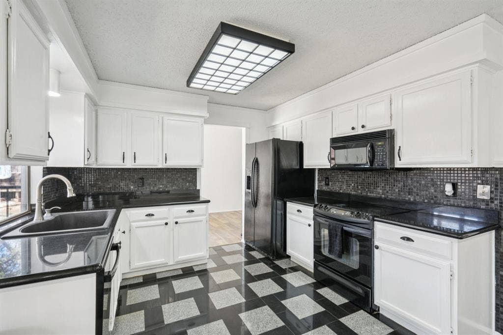 2307 Harrington Court, Euless, TX 76039 Kitchen
