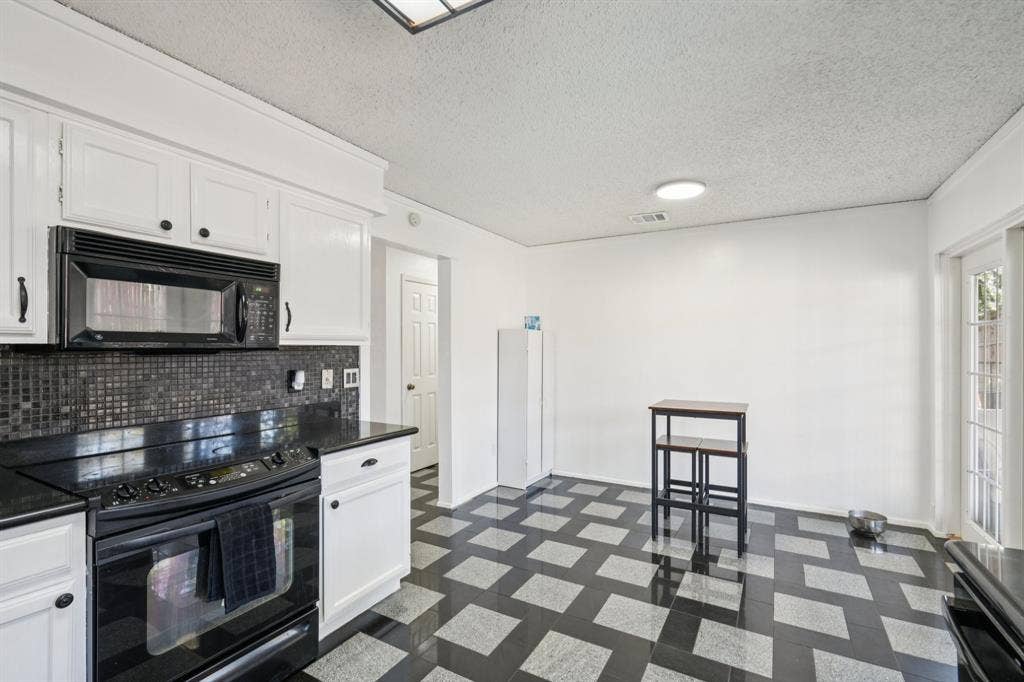 2307 Harrington Court, Euless, TX 76039 Eat-in Kitchen