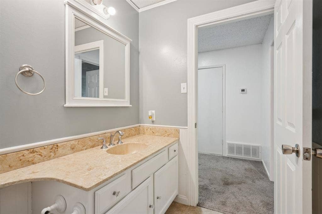 2307 Harrington Court, Euless, TX 76039 Full Bathroom