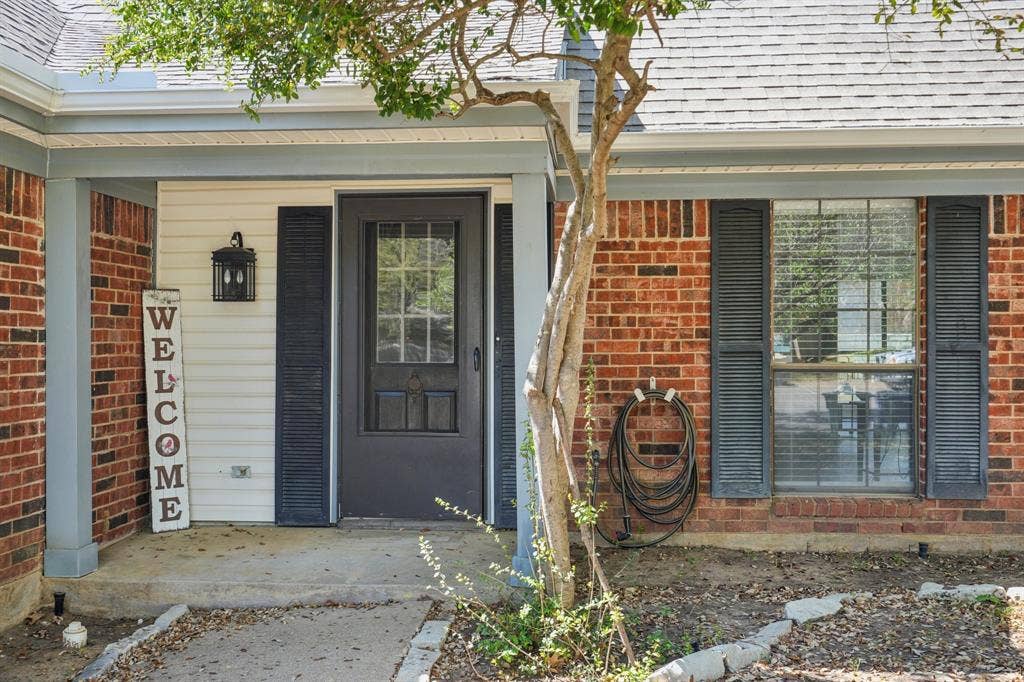 2307 Harrington Court, Euless, TX 76039 Entryway