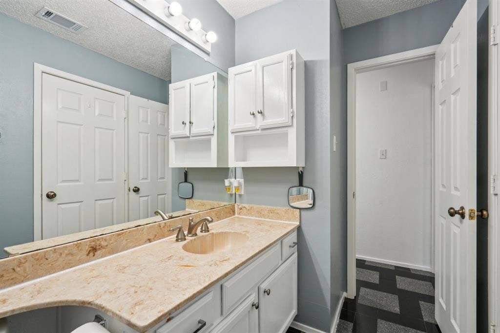 2307 Harrington Court, Euless, TX 76039 Primary Bathroom