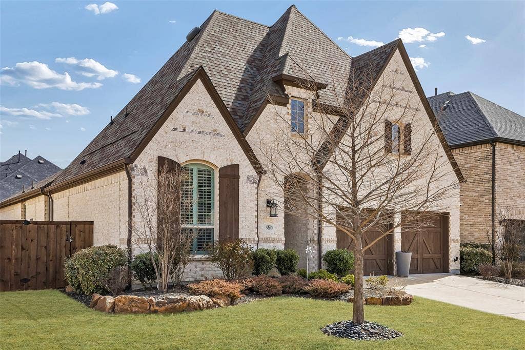 This high front elevation offers high ceilings in this 1-story home