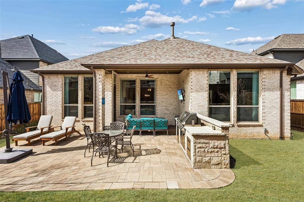 covered patio with outdoor built-in kitchen