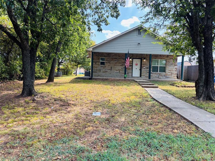 Property photo for 105 William Street, Pottsboro, TX