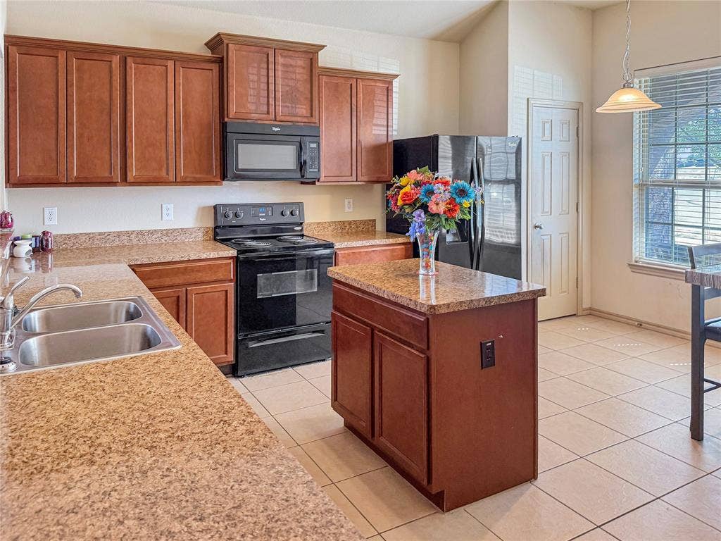 1805 Overlook Drive, Lancaster, TX 75146 Spacious kitchen!