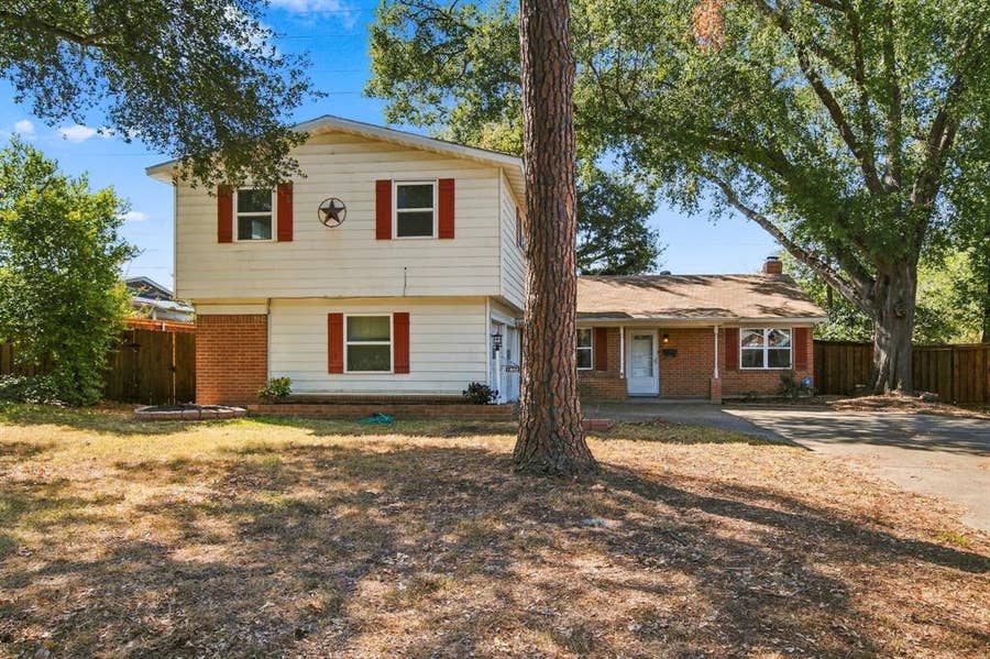 Property photo for 1802 Tulip Drive, Arlington, TX