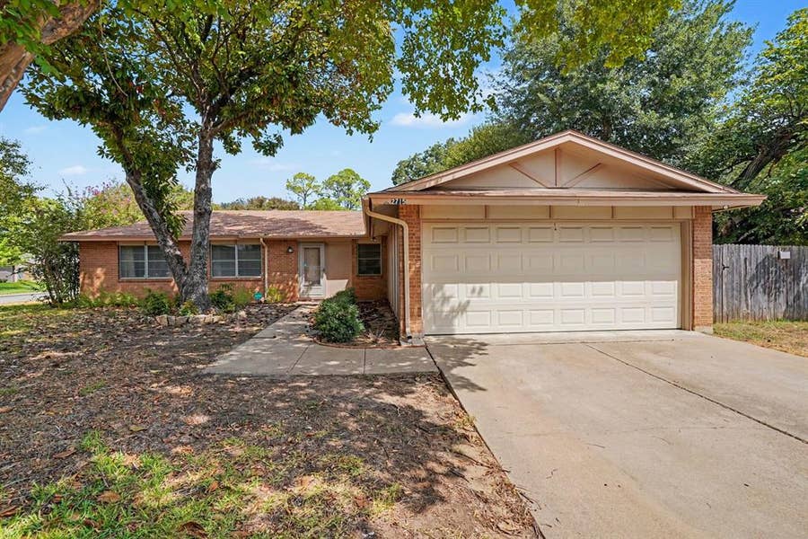Property photo for 2715 Bellaire Court, Arlington, TX