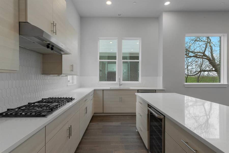 Property photo for 381 E Greenbriar Lane, #1005, Dallas, TX